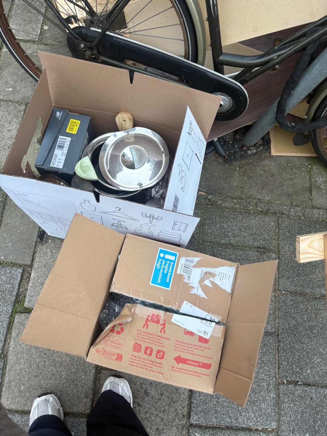 Plates, cutlery, glasses, kitchen stuff photo 1