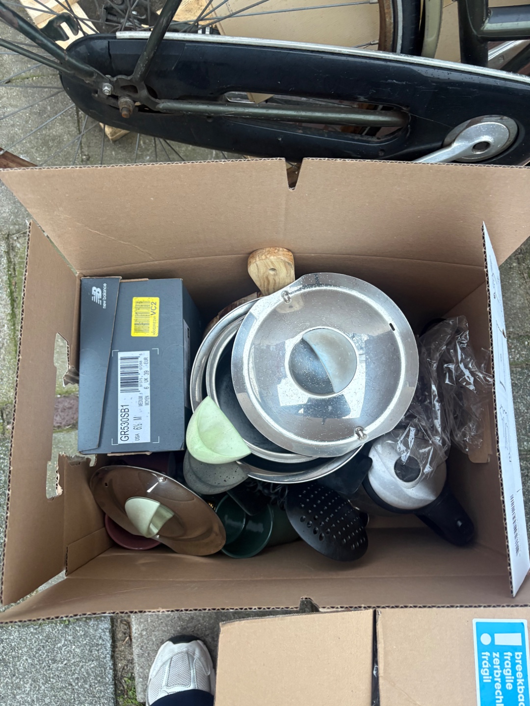 Plates, cutlery, glasses, kitchen stuff photo 2