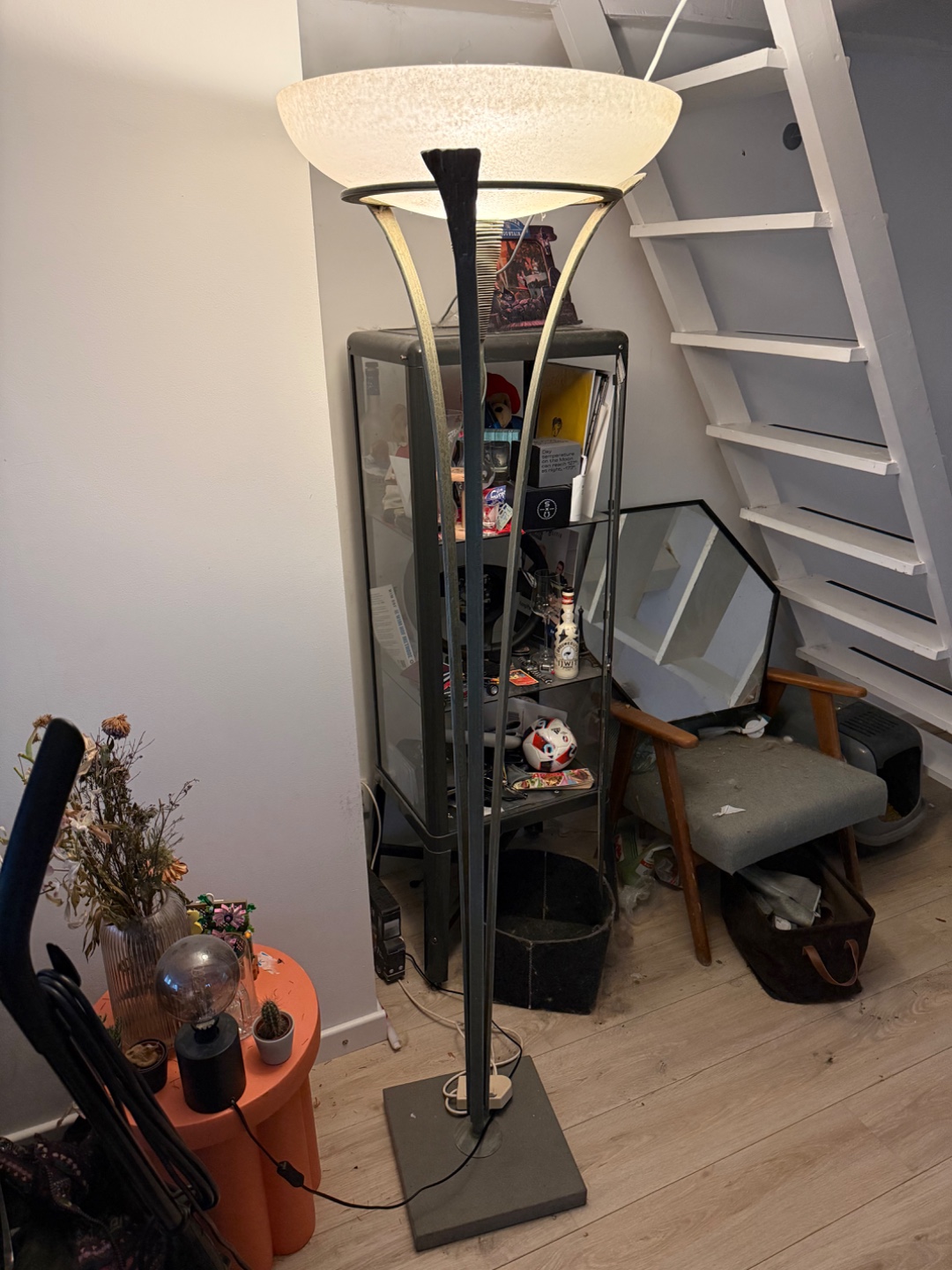 Lamp met dimmer, ongeveer 180cm hoog
Staat rond 17:00 buiten 
In de buurt van singel 318 photo 1