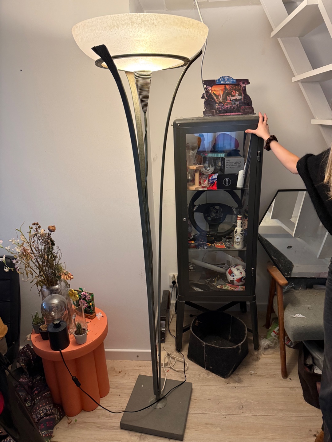 Lamp met dimmer, ongeveer 180cm hoog
Staat rond 17:00 buiten 
In de buurt van singel 318 photo 2