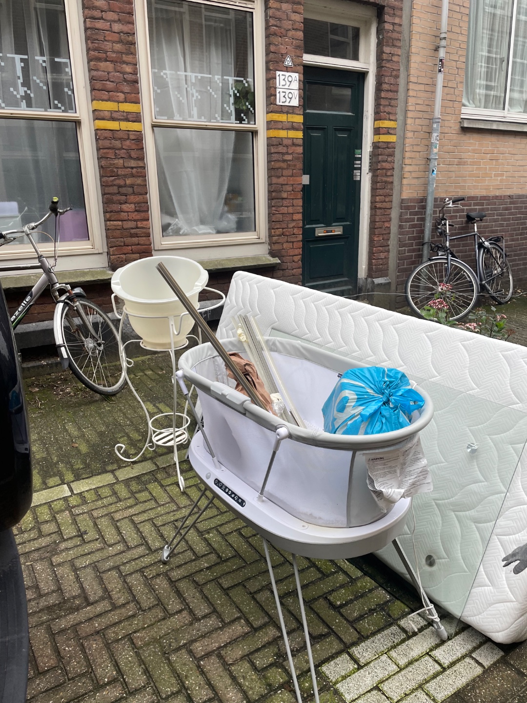 Babywieg en bad, staat er al een dag. Ter hoogte van Goudsbloemstraat 139. photo 1