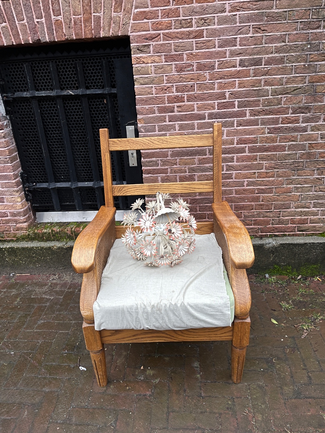 Wooden Seat and Flower Lamp photo 1