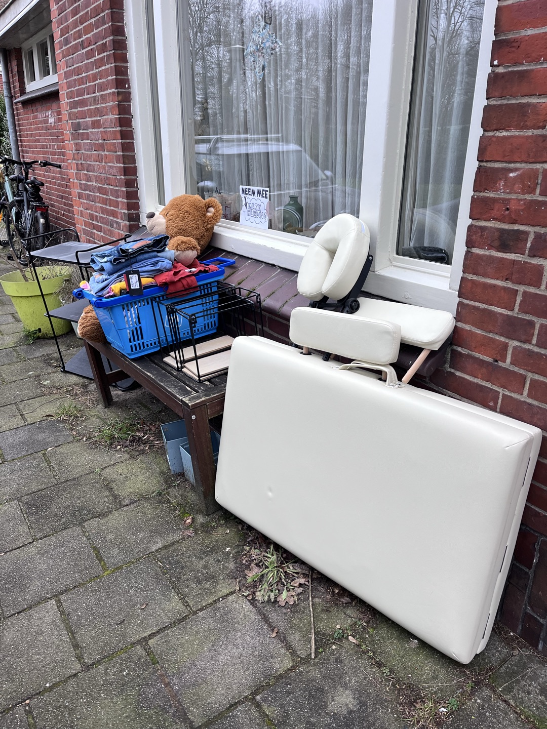 Portable massagetafel, compleet
Kleine rekjes voor aan de muur
Klein zwart kastje met drie planken
Enorme teddybeer
Merkkleding photo 2