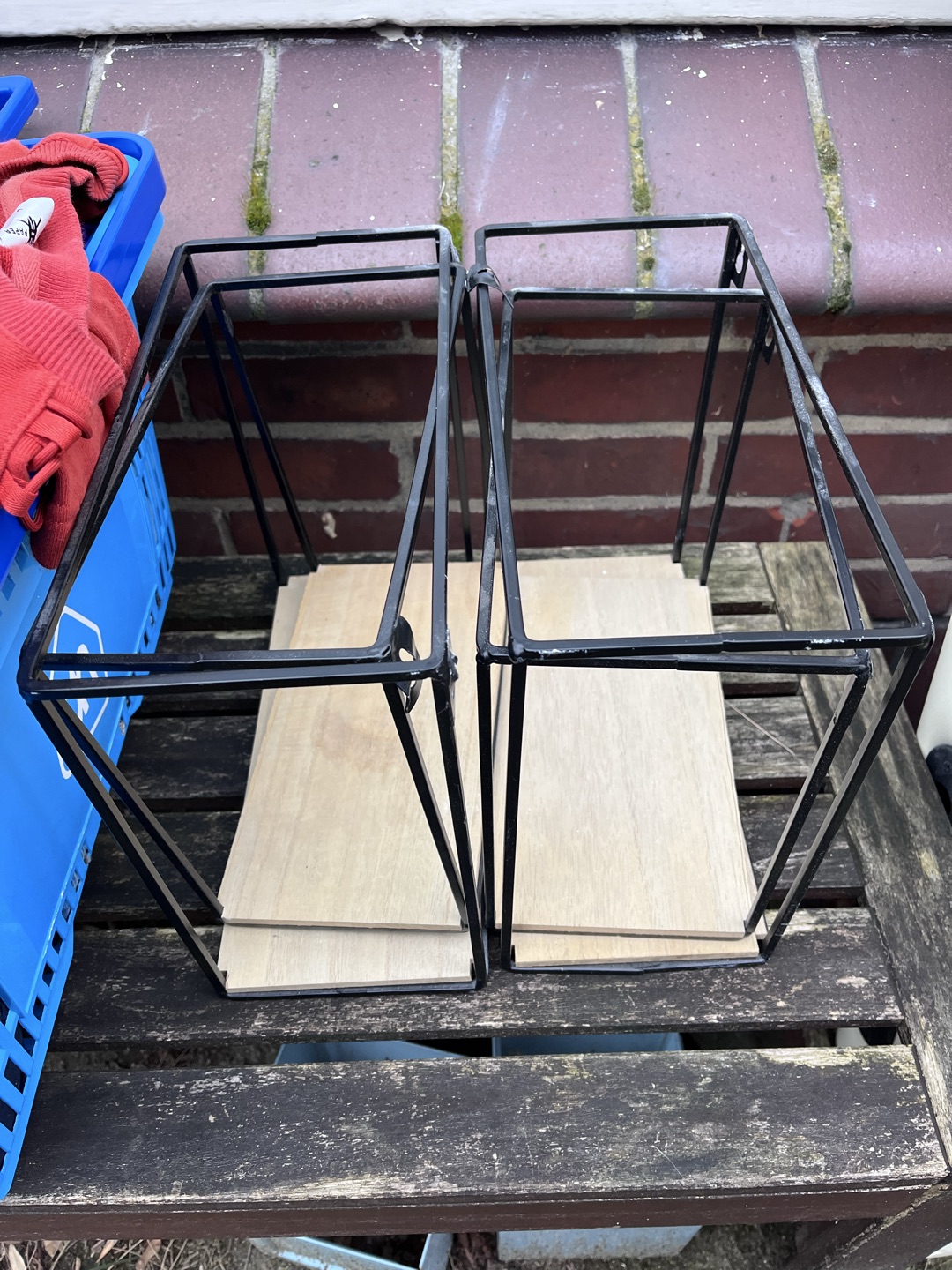 Complete portable massagetafel, klein zwart kastje (lijkt beschadigd maar is bijna nieuw, is gewoon een beetje stoffig), kleine rekjes voor aan de muur. En een gigantische teddybeer! photo 3