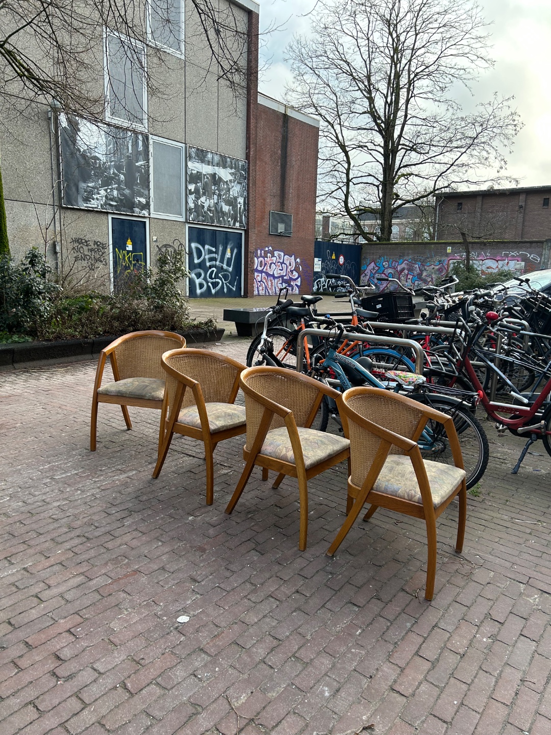 Vier stoelen op een rij