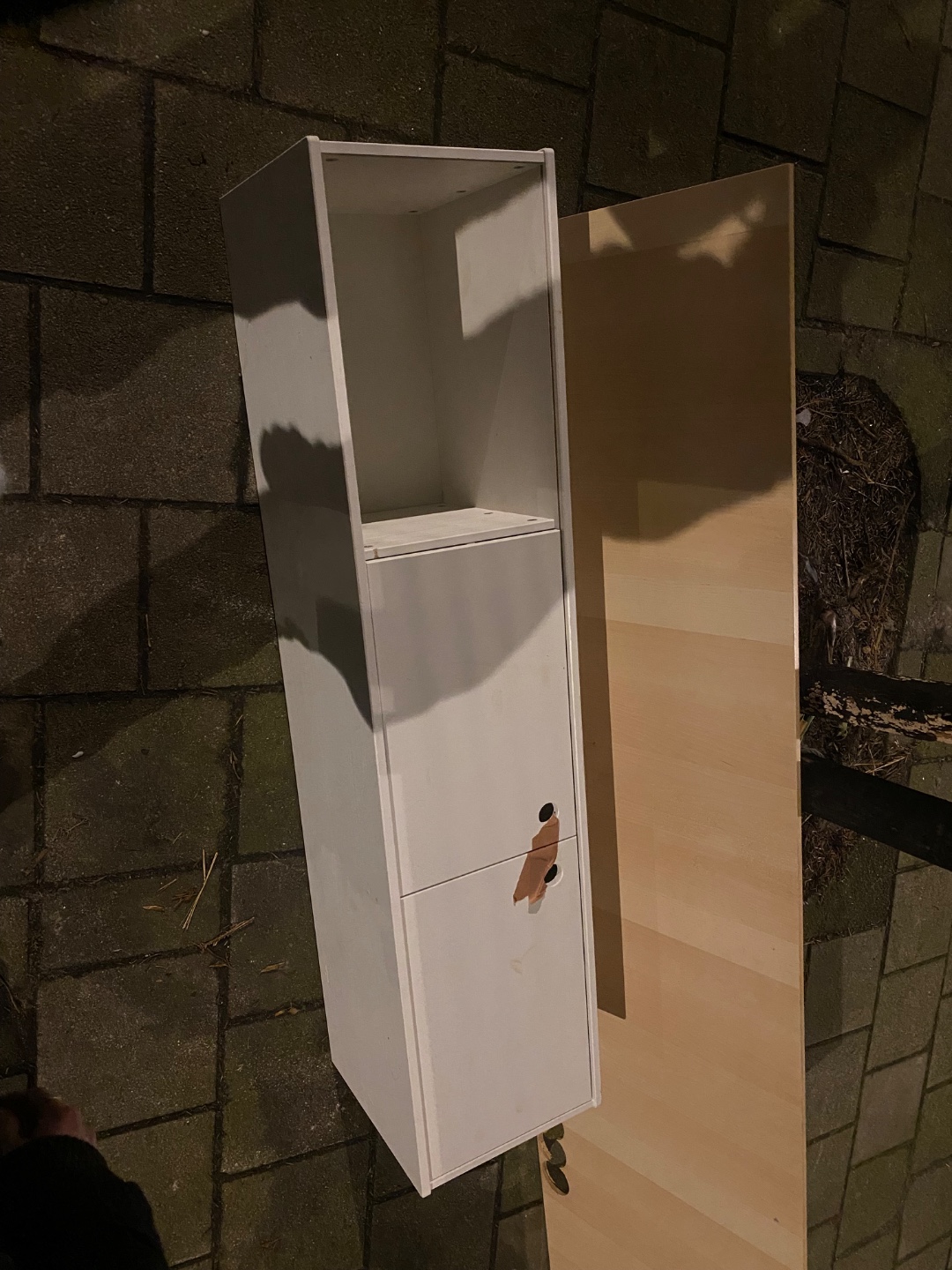 leuk oppervlakkig beschadigd (tv) kastje met 2 schuifdeurtjes, 150cm lang (pootjes zitten erin)