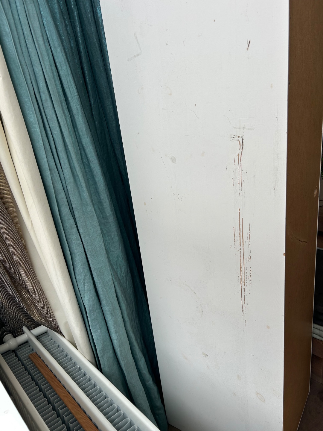 leuk oppervlakkig beschadigd (tv) kastje met 2 schuifdeurtjes, 150cm lang (pootjes zitten erin)