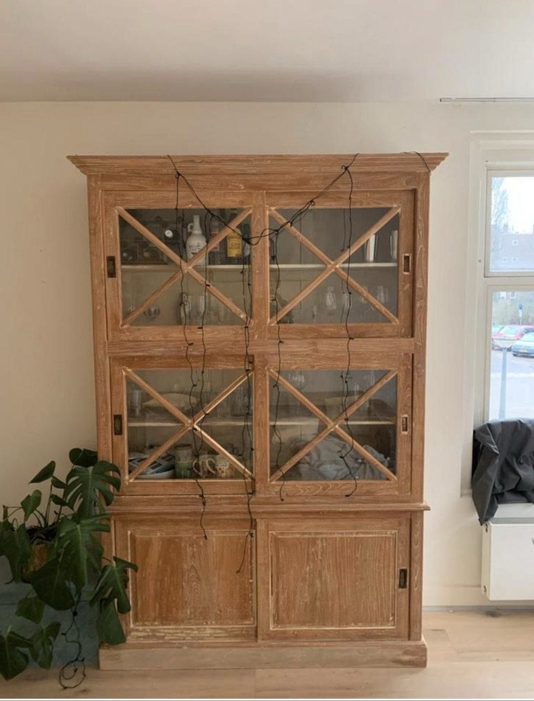 Vitrinekast in goede staat! Liefst vandaag ophalen, eventueel komende dagen 
DM bij interesse