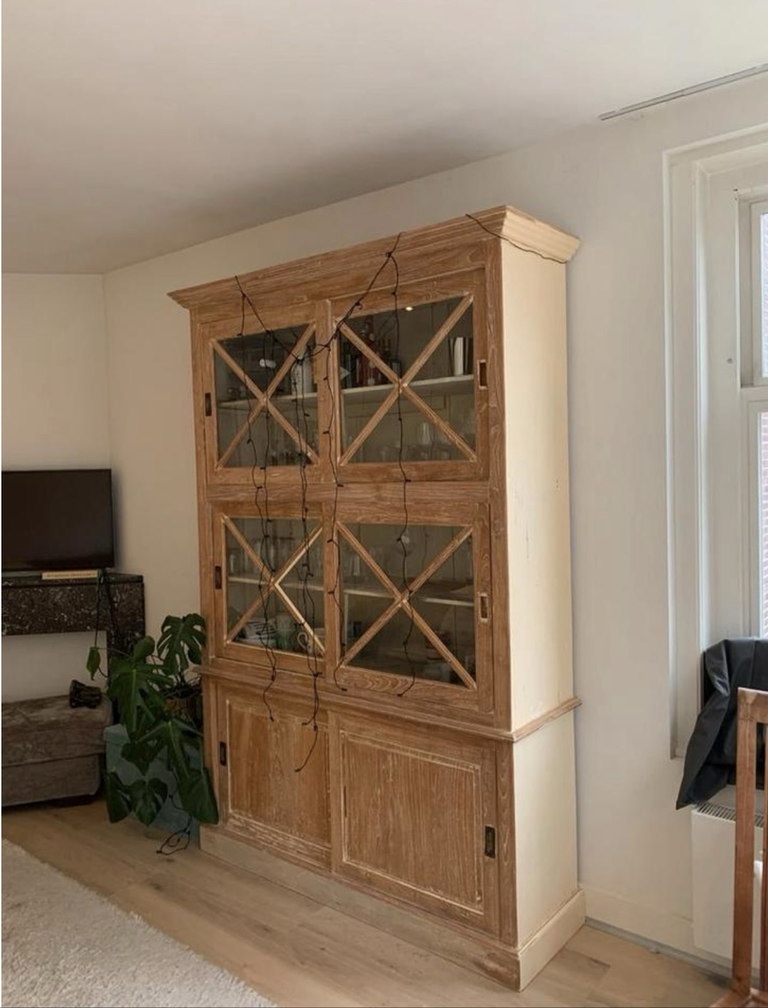 Vitrinekast in goede staat! Liefst vandaag ophalen, eventueel komende dagen 
DM bij interesse