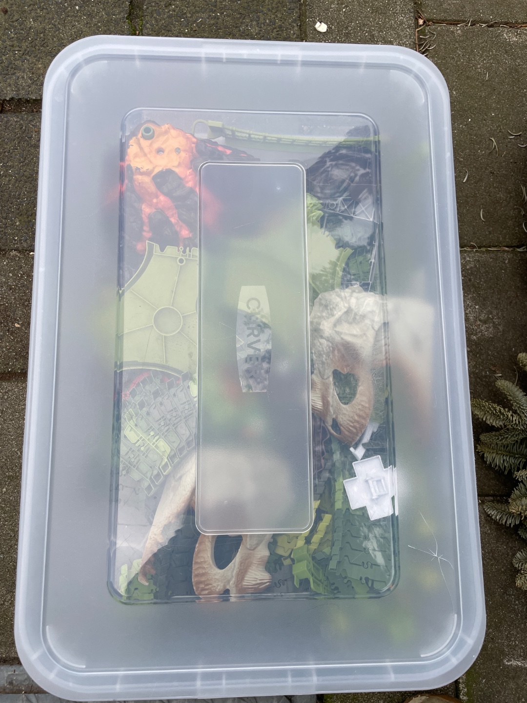 Grote flight diervervoer klm en doos plastic spullen voor kinderen *not mine* maar kostbare bench!