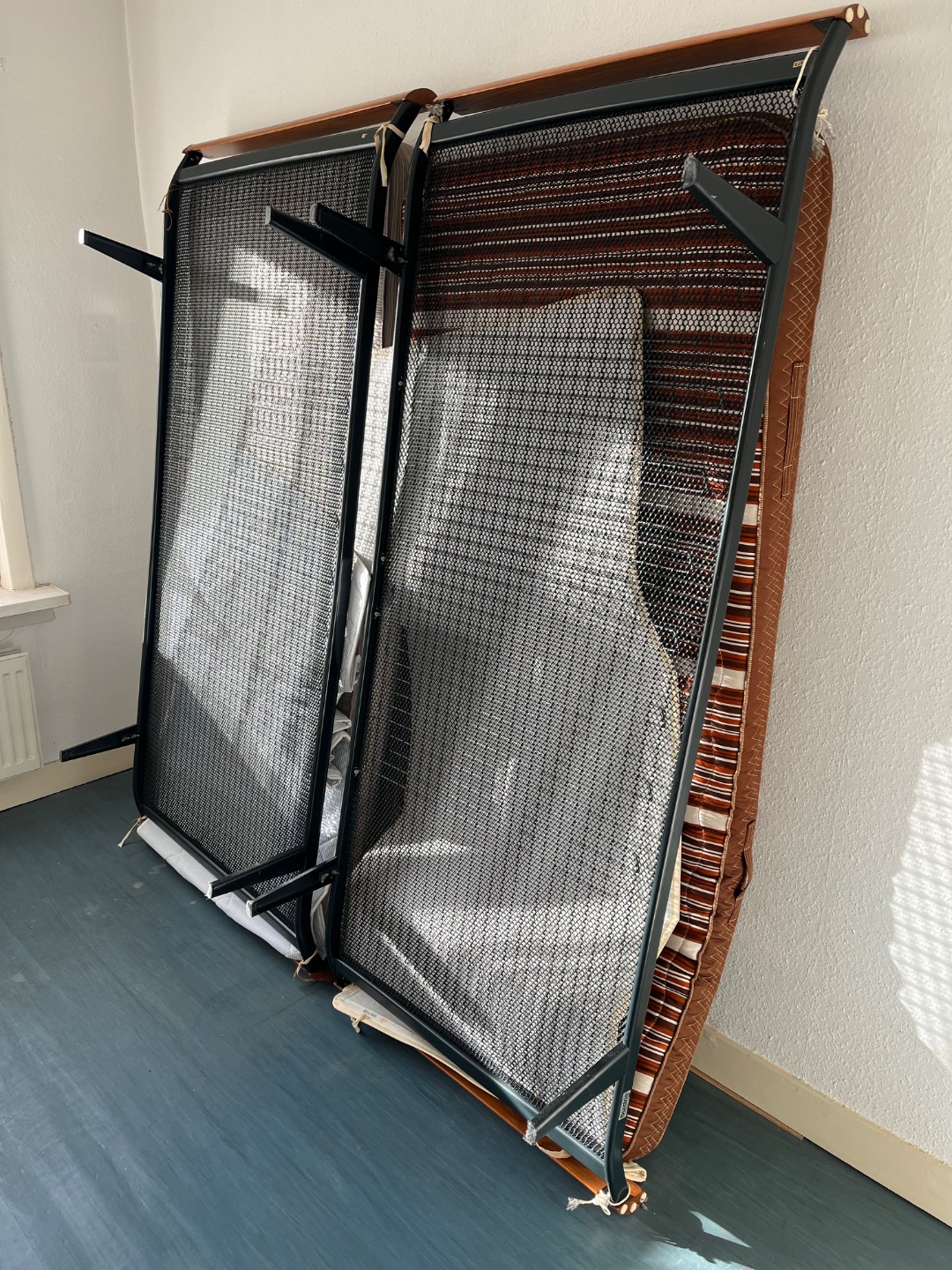 2 Auping cleopatrabedden. In goede staat. Op te halen op 23-2 vanaf 19.30. Staan dan op de stoep. Gaan op 24-2 mee met grof vuil.