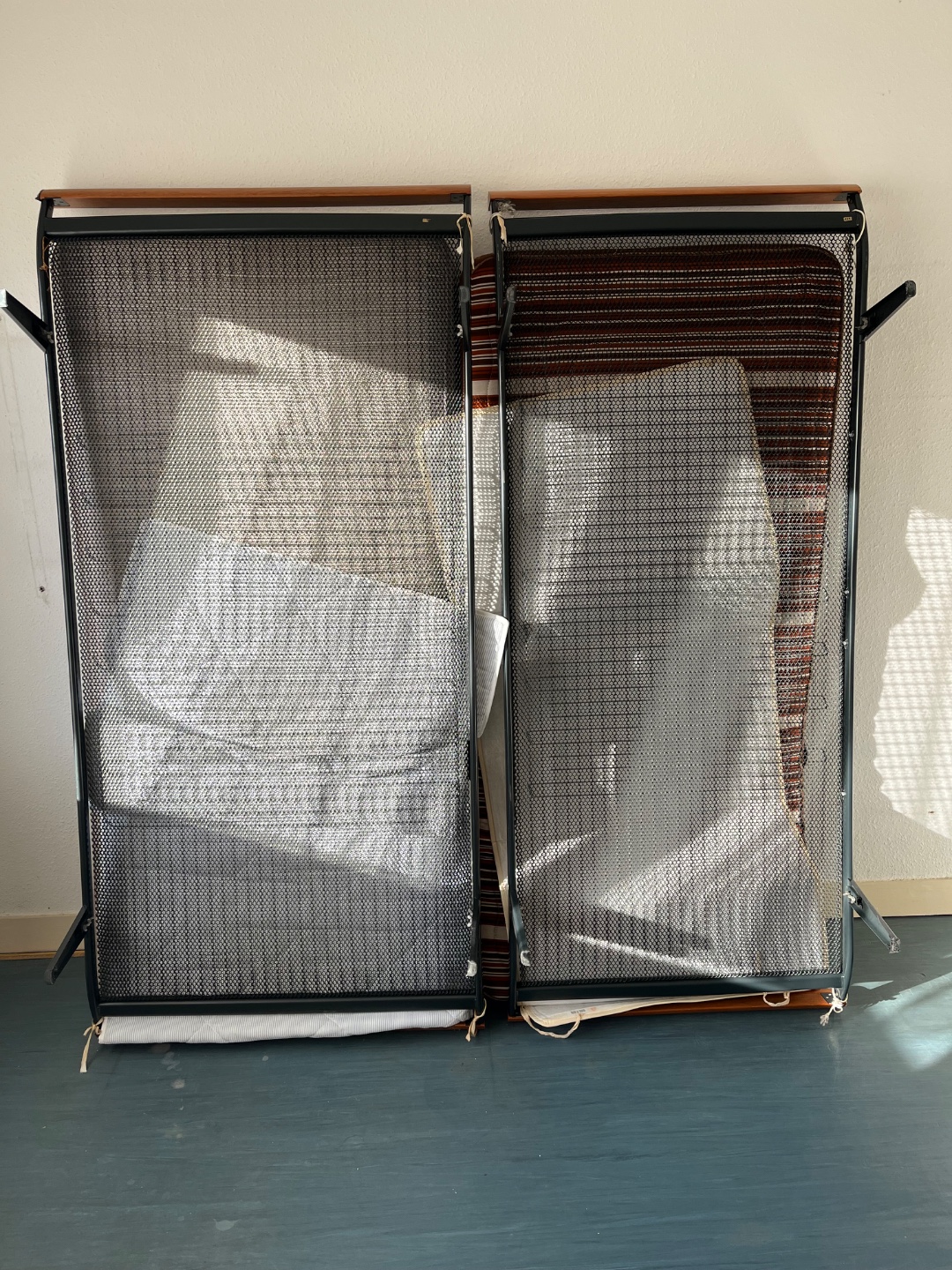 2 Auping cleopatrabedden. In goede staat. Op te halen op 23-2 vanaf 19.30. Staan dan op de stoep. Gaan op 24-2 mee met grof vuil.