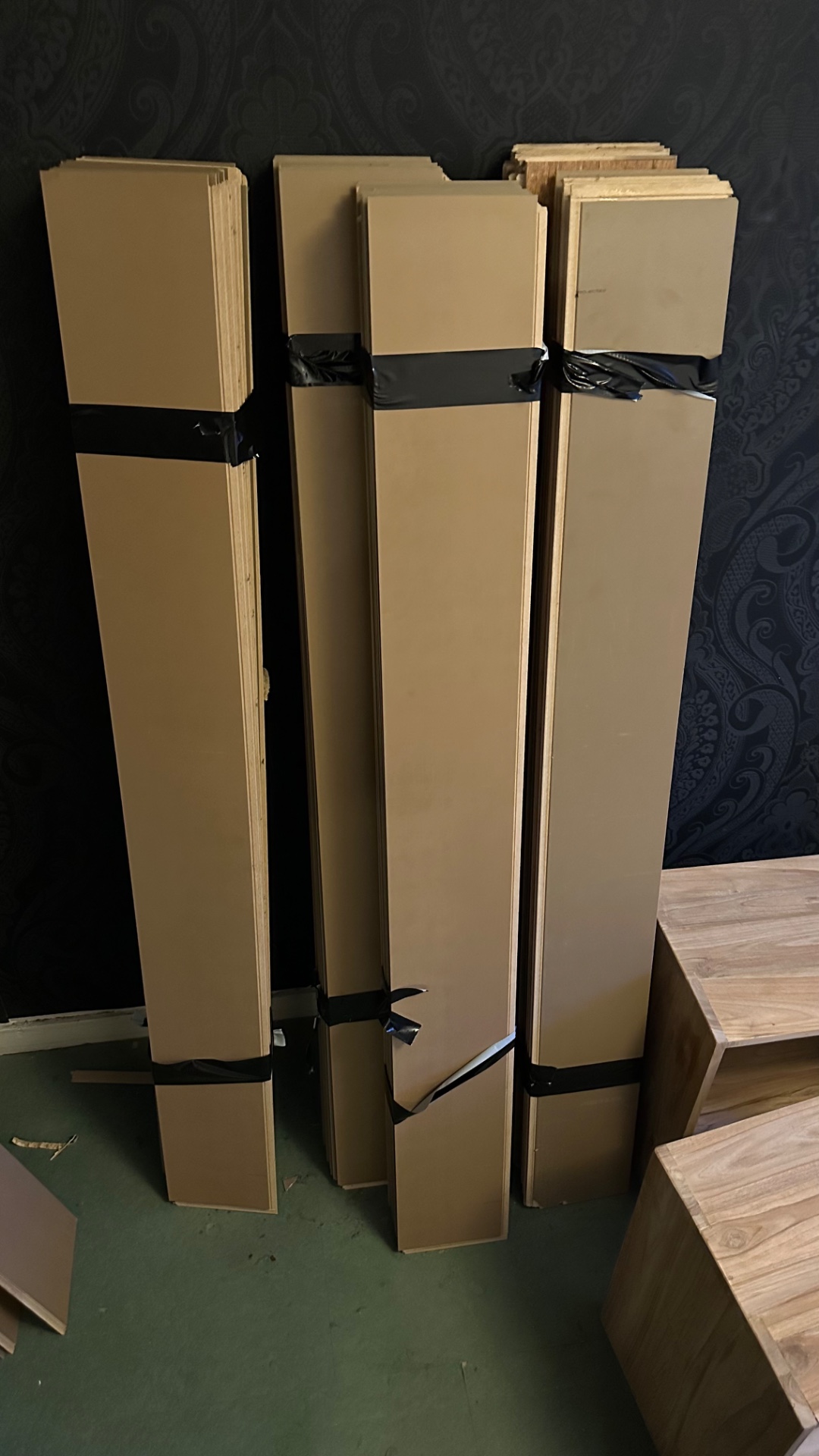 Ik ben nu een laminaat vloer buiten aan t leggen. Zeker zo’n 30 a 40 m2 en nog meer met haar “afval laminaat” d’r bij. Ook nog ondervloer