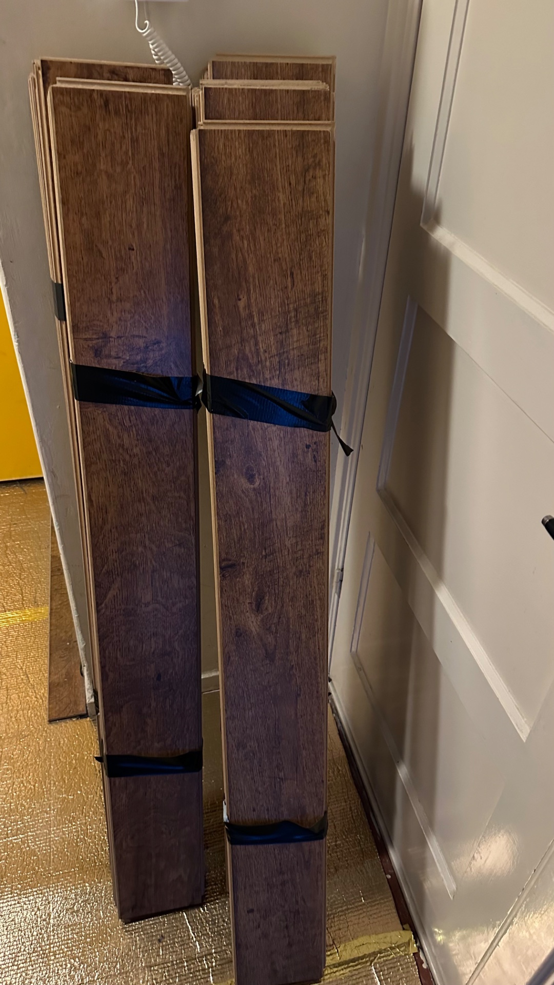 Ik ben nu een laminaat vloer buiten aan t leggen. Zeker zo’n 30 a 40 m2 en nog meer met haar “afval laminaat” d’r bij. Ook nog ondervloer