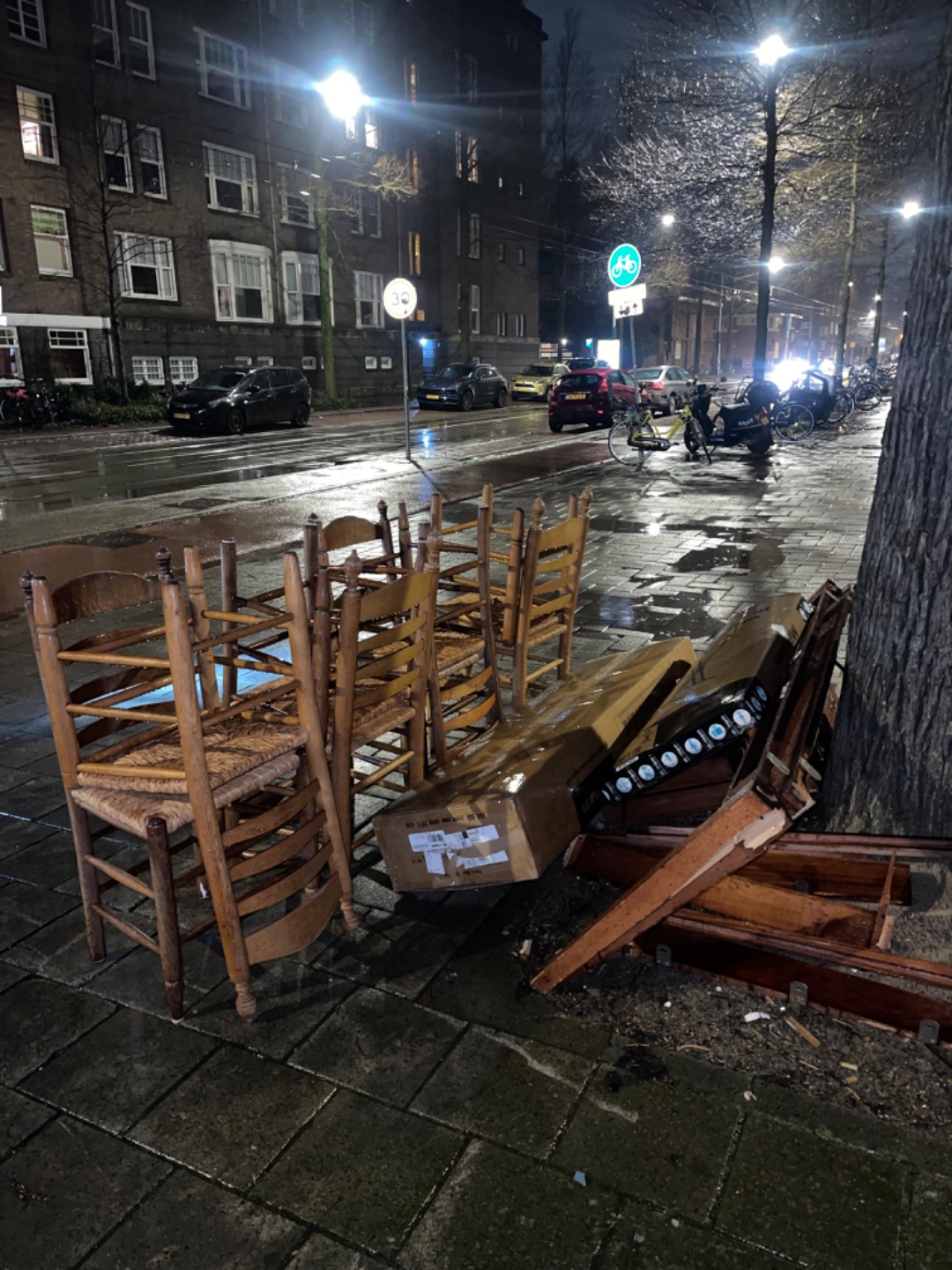 Houten tafel en rieten stoelen  8stuks