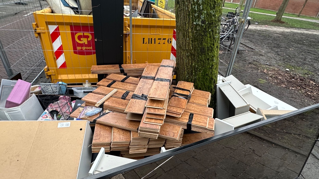 Van alles wat! Grote spiegel, 2,5 meter hoog, bovenaan gebroken maar zeer veel nog over. Laminaat vloer, en van alles wat. Allemaal van verschillende appartementen hier 2