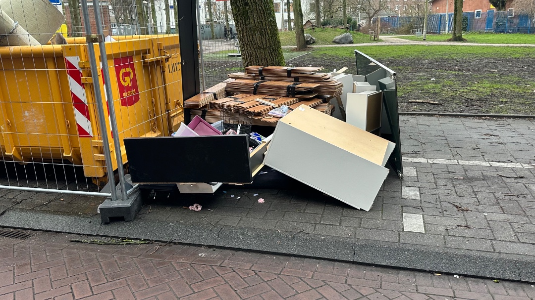 Van alles wat! Grote spiegel, 2,5 meter hoog, bovenaan gebroken maar zeer veel nog over. Laminaat vloer, en van alles wat. Allemaal van verschillende appartementen hier 3