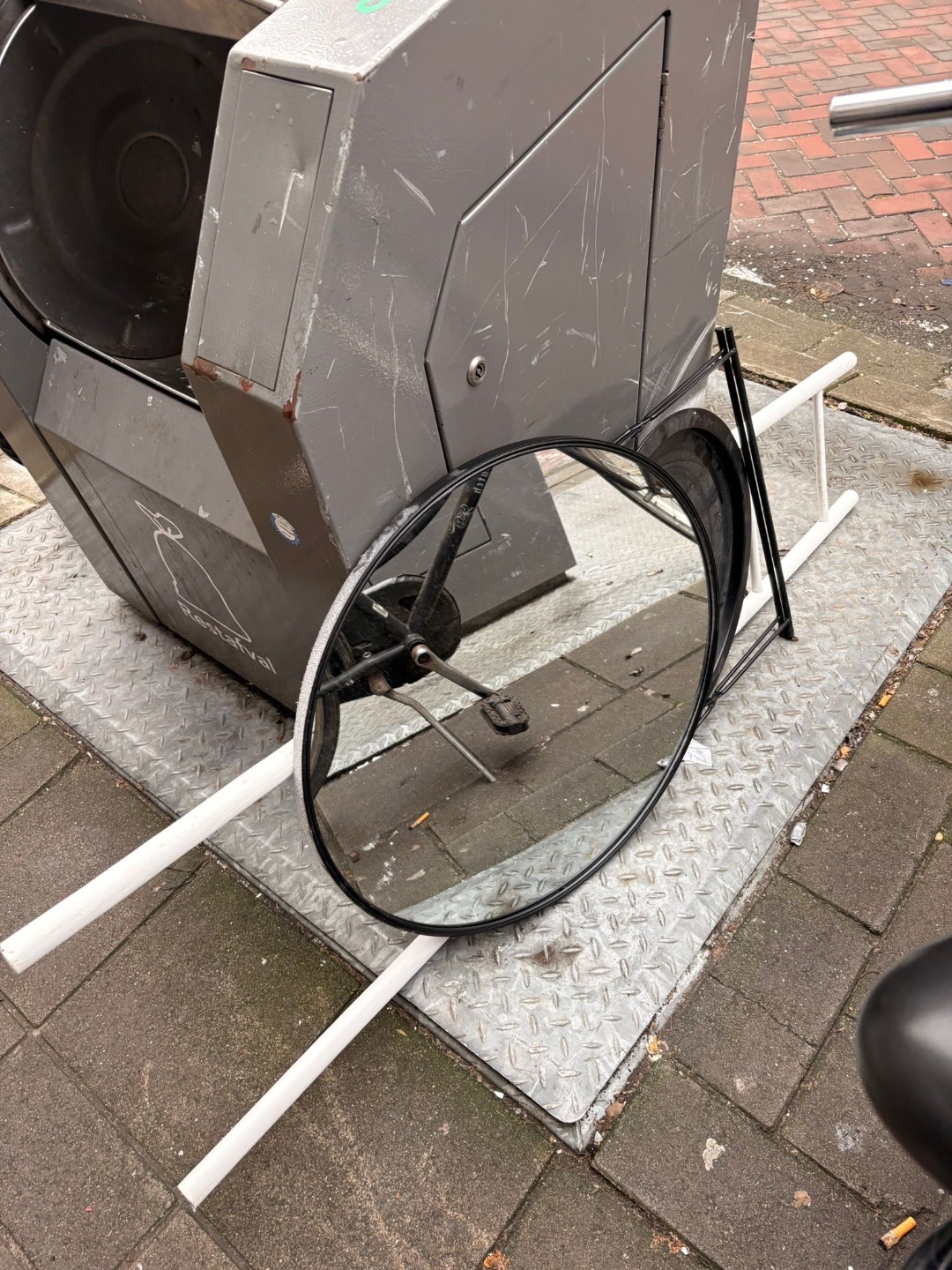 Spiegel, laddertje en tafeltje photo 2