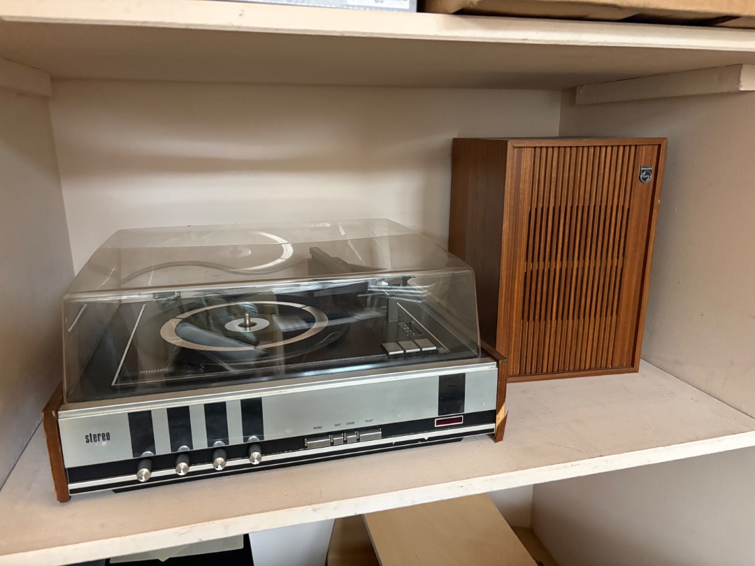 Beautiful vintage Philips record player with matching speakers. They are NOT currently working and have a UK plug…

A nice project to bring them back to life. Or nice for decoration! Message me if interested