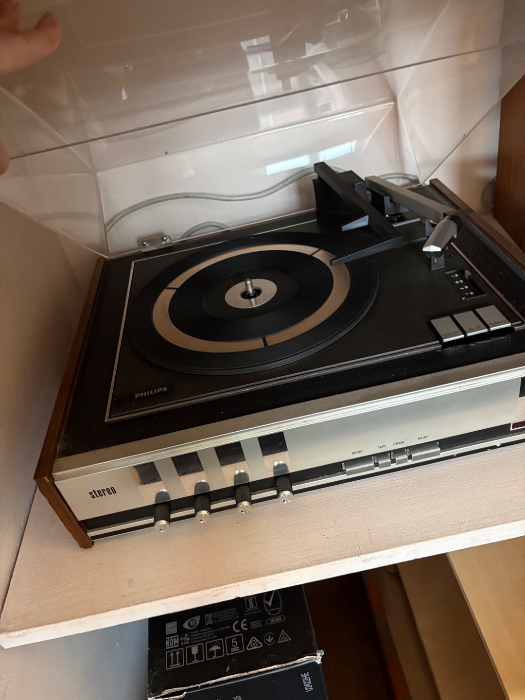Beautiful vintage Philips record player with matching speakers. They are NOT currently working and have a UK plug…

A nice project to bring them back to life. Or nice for decoration! Message me if interested photo 2