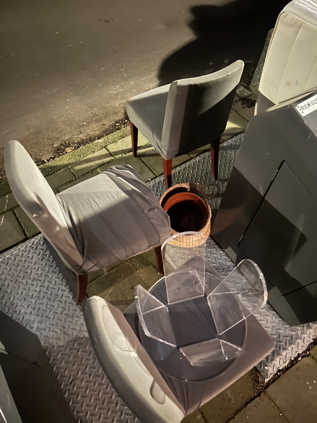 Stoelen, 2 poefjes met opbergruimte binnen in en meer. Staat tot 27 februari (07.00) waarschijnlijk.