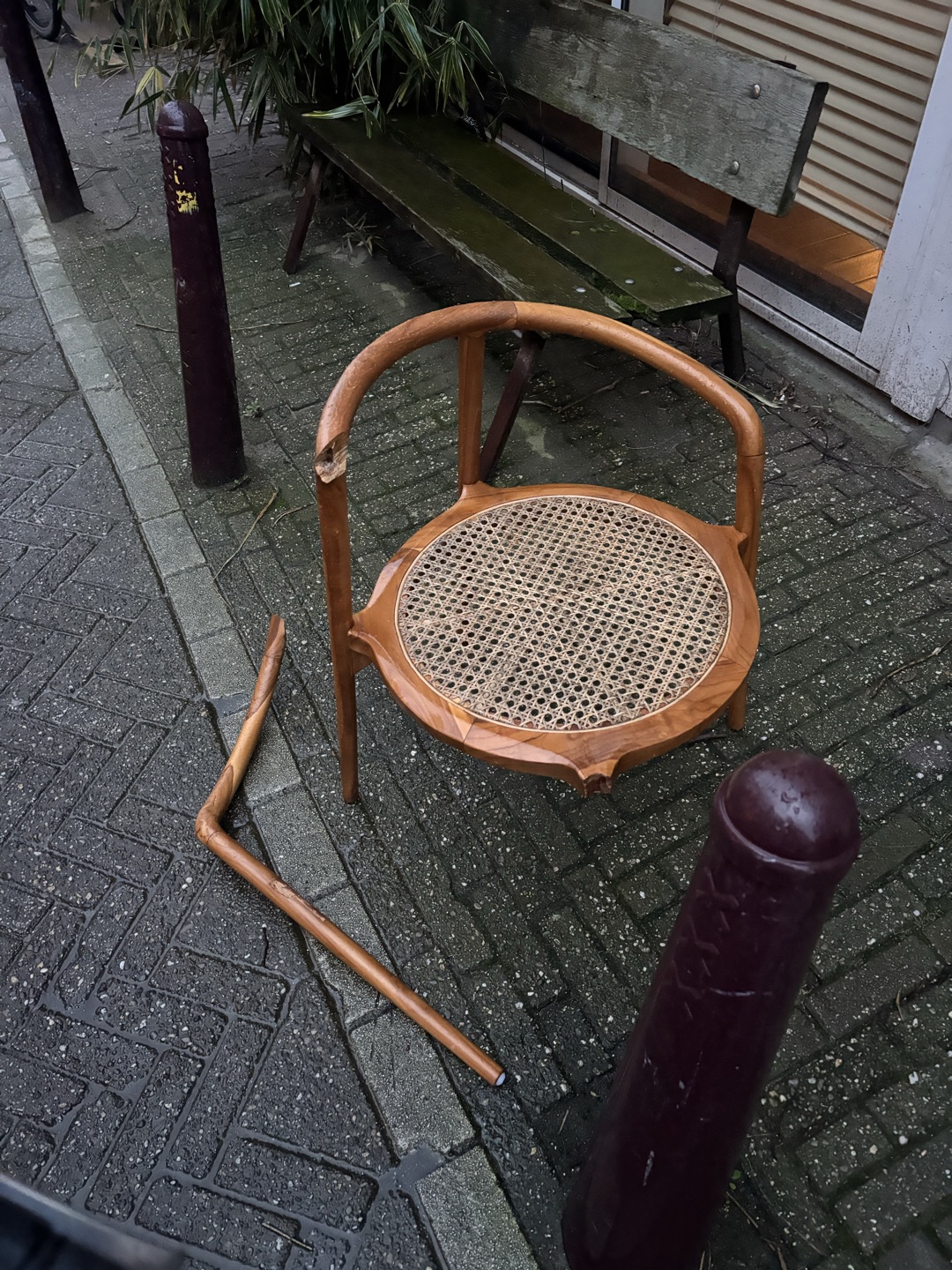 Very nice wooden chair. Definitely worth repairing in the right hands!! 💪🏼