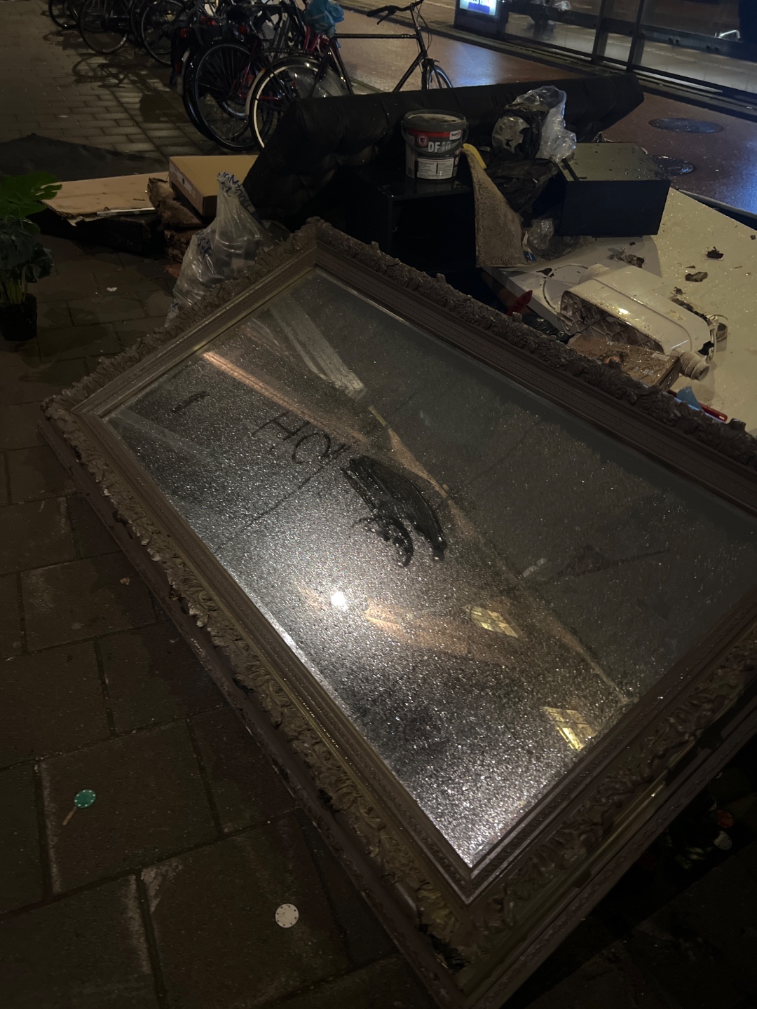 Enorme spiegel en 2 stoelen. Staat ook nog een plant.