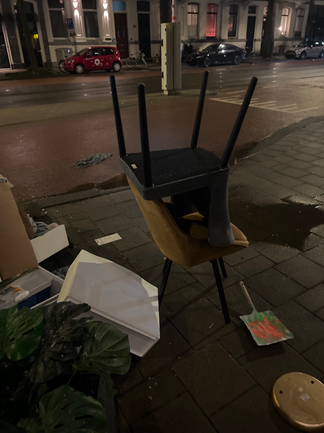 Enorme spiegel en 2 stoelen. Staat ook nog een plant.