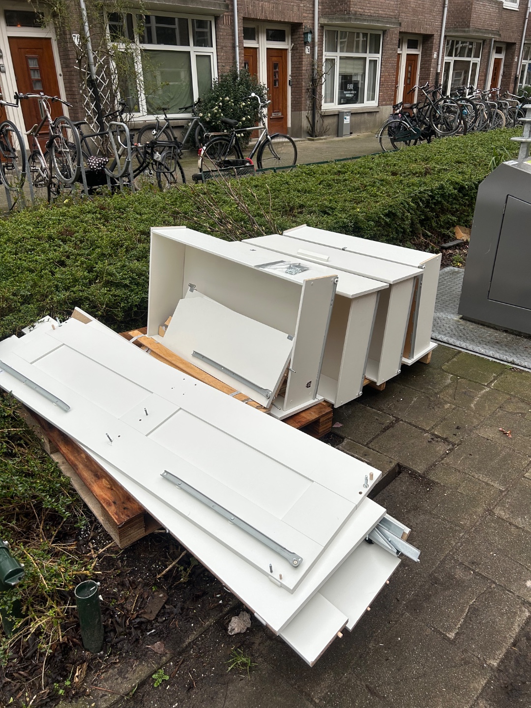 1.60m brimnes bed including all 4 drawers. All screws are taped to one of the drawers in a ziplock bag. In good state, only 2 years old.