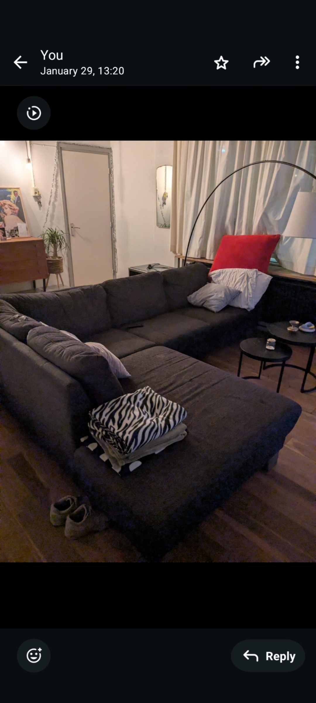 Grote grijze hoekbank. Moet uit het huis getild worden via het raam (1 hoog). Gaat rond 7 maart op straat. Mag eerder opgehaald
(Excl. Kussens/dekens)