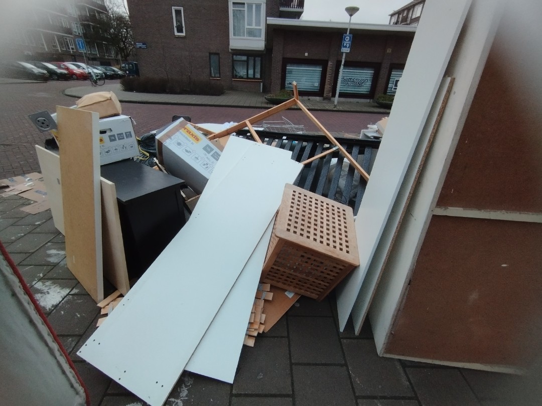 Lots of stuff, bedframe is sadly broken