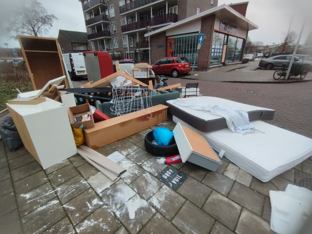 Lots of stuff, bedframe is sadly broken