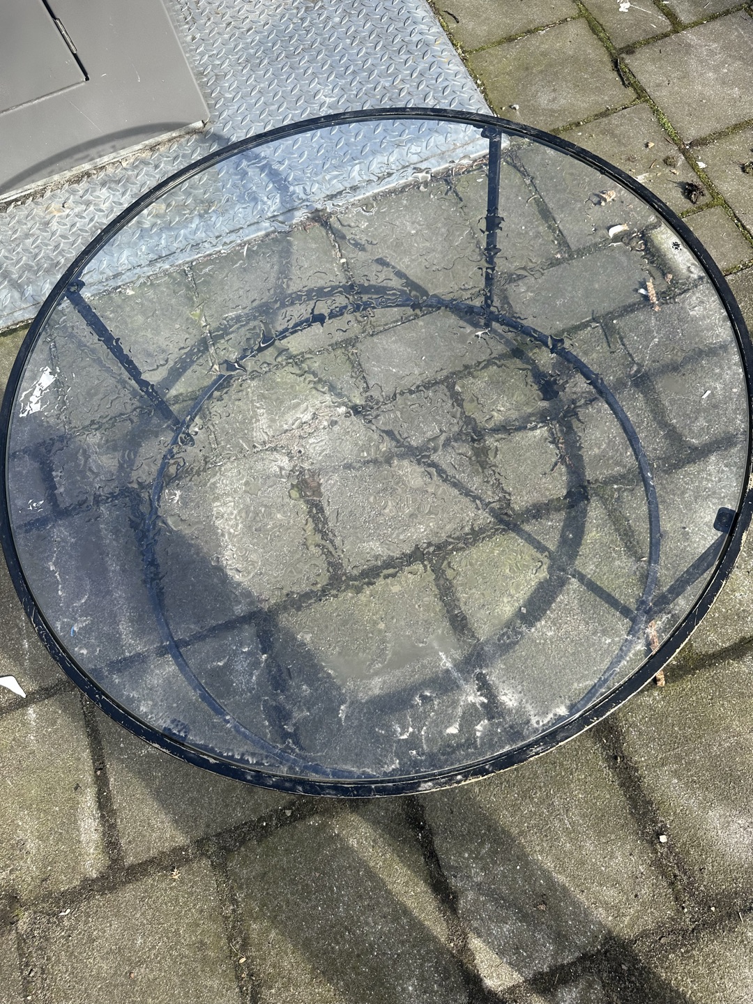 Glazen salontafel, metaal lijkt esthetisch wat slijtage te vertonen. photo 1