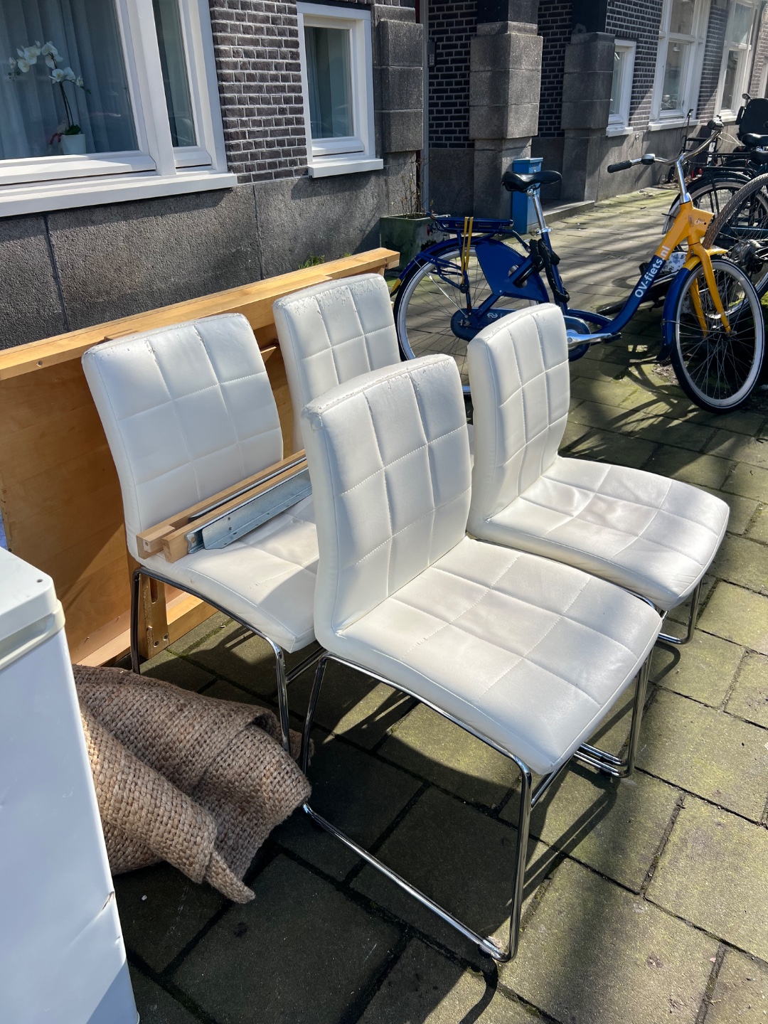 4 eetkamer stoelen
Werkende koelkast
IKEA eettafel met schroeven photo 1