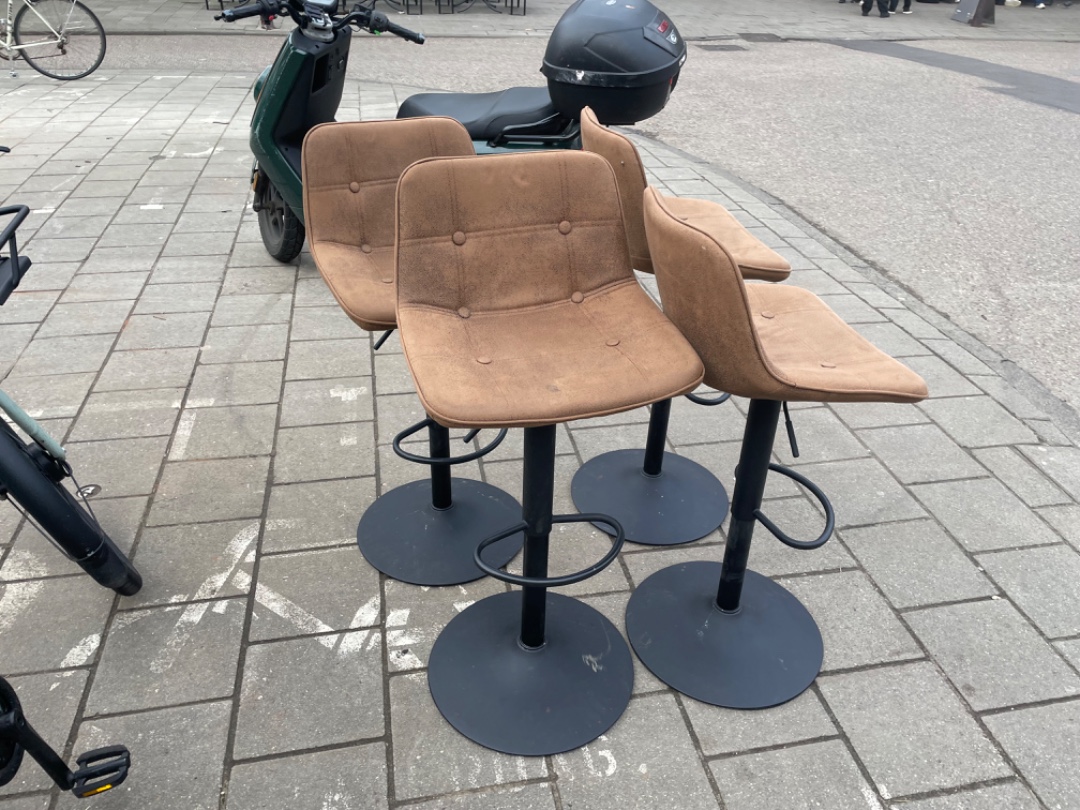 Bar chairs in good condition x4 photo 2