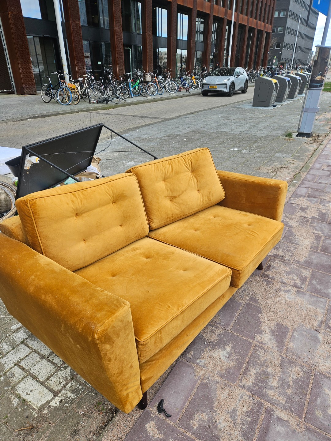 Sofa in pristine condition and a table photo 1