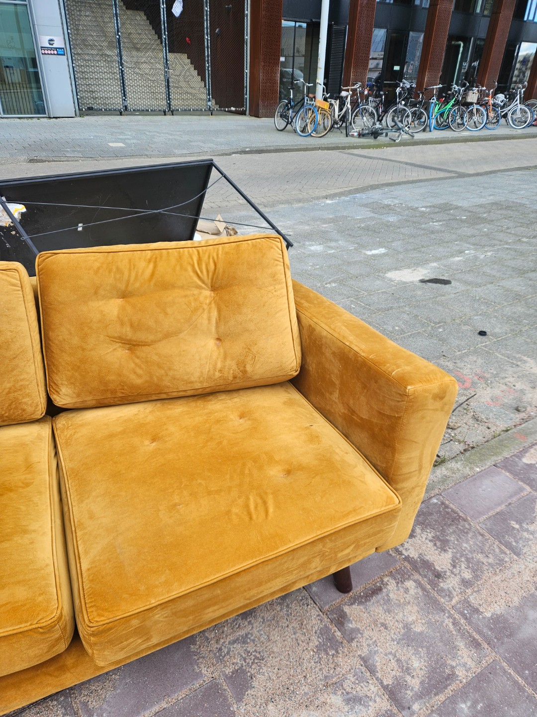 Sofa in pristine condition and a table photo 2
