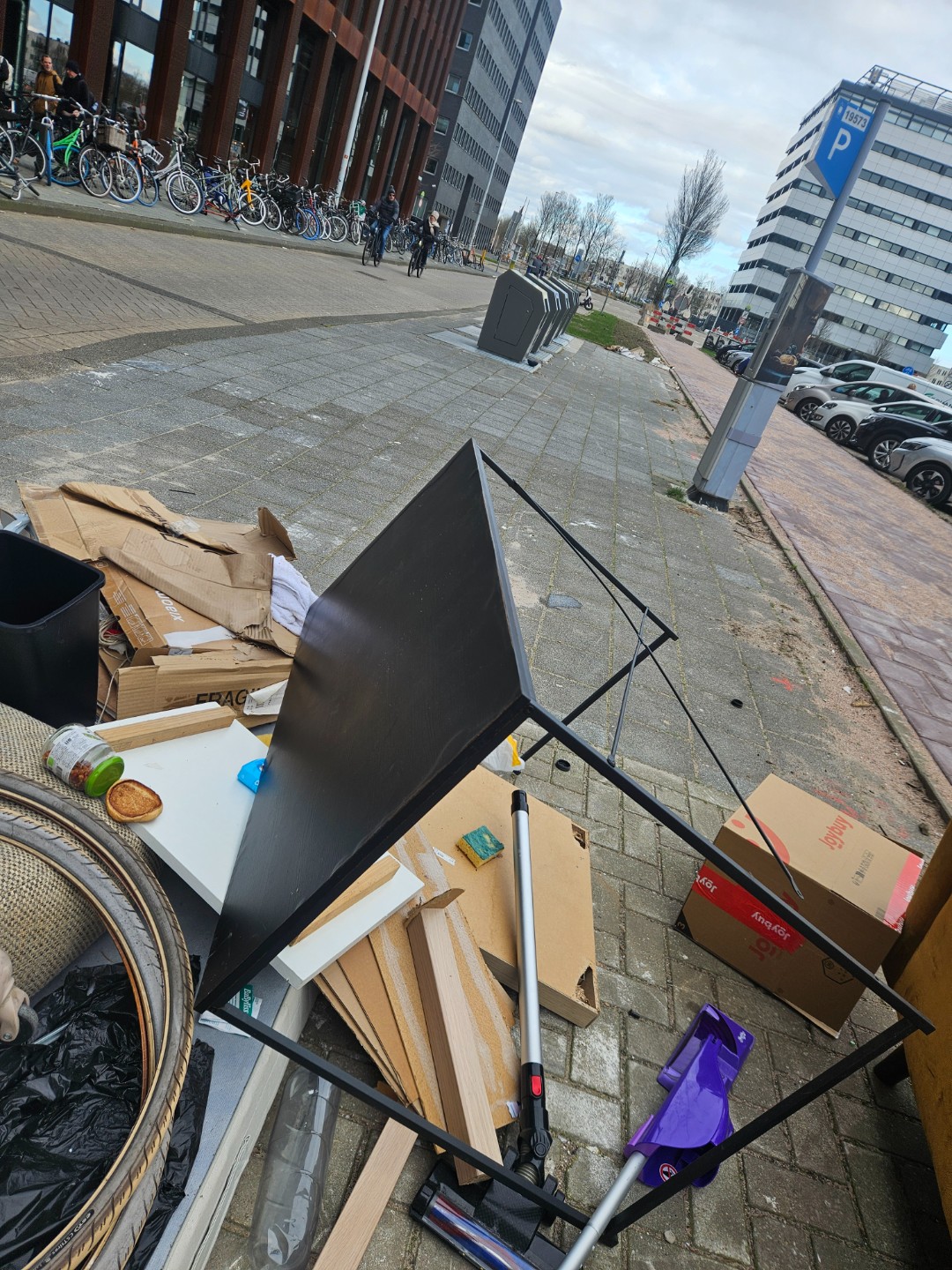 Sofa in pristine condition and a table photo 3