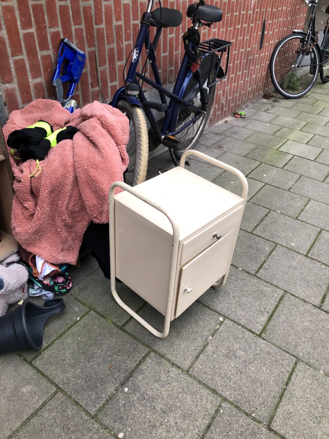 Nachtkastje/ bedside cupboard photo 1