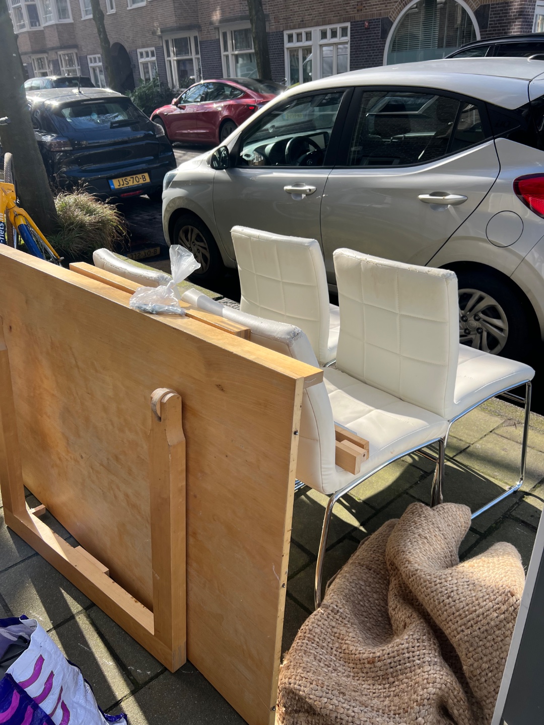 4 stoelen
1 tafel 
1 werkende koelkast photo 1