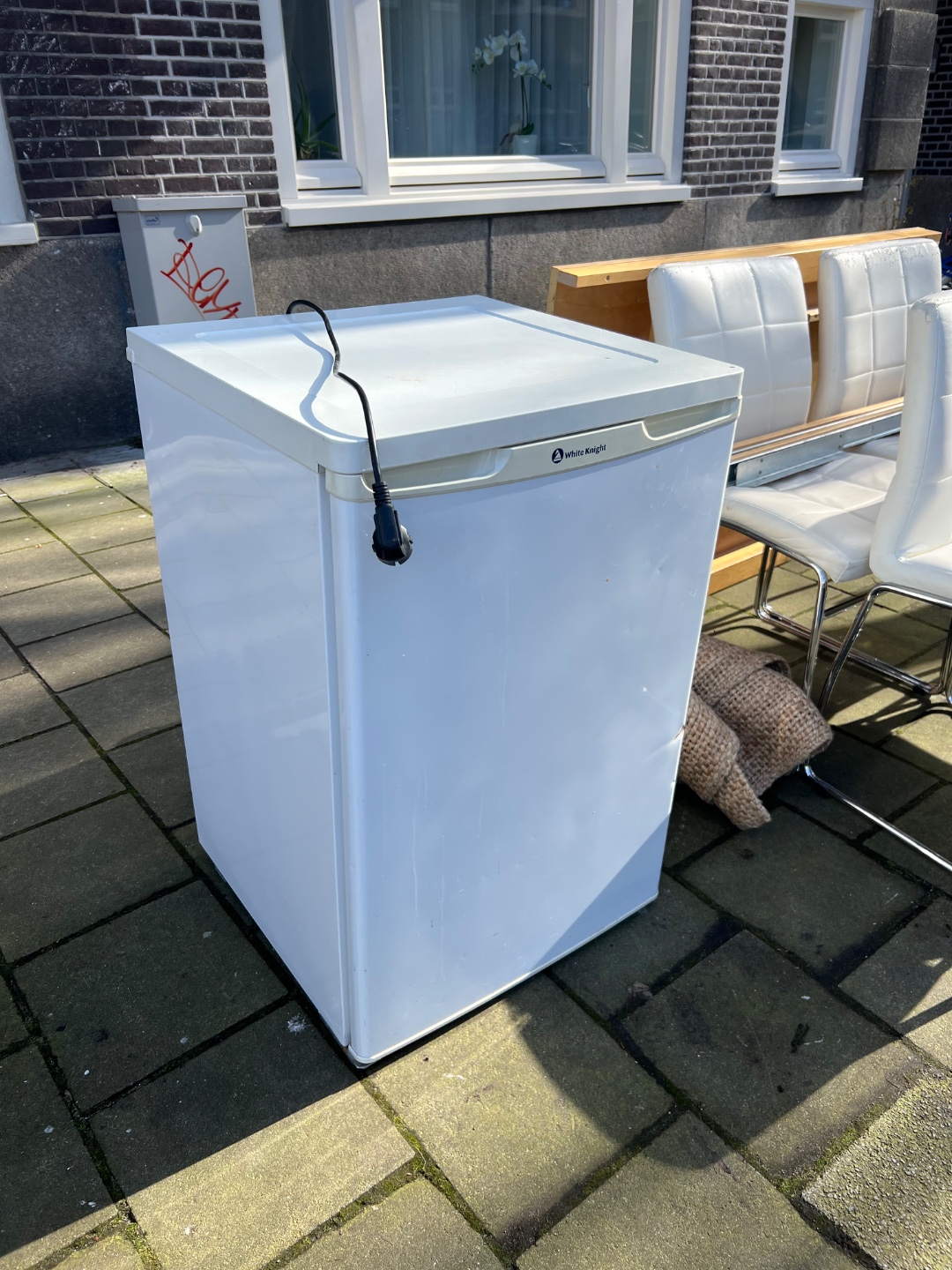 4 stoelen
1 tafel 
1 werkende koelkast photo 2