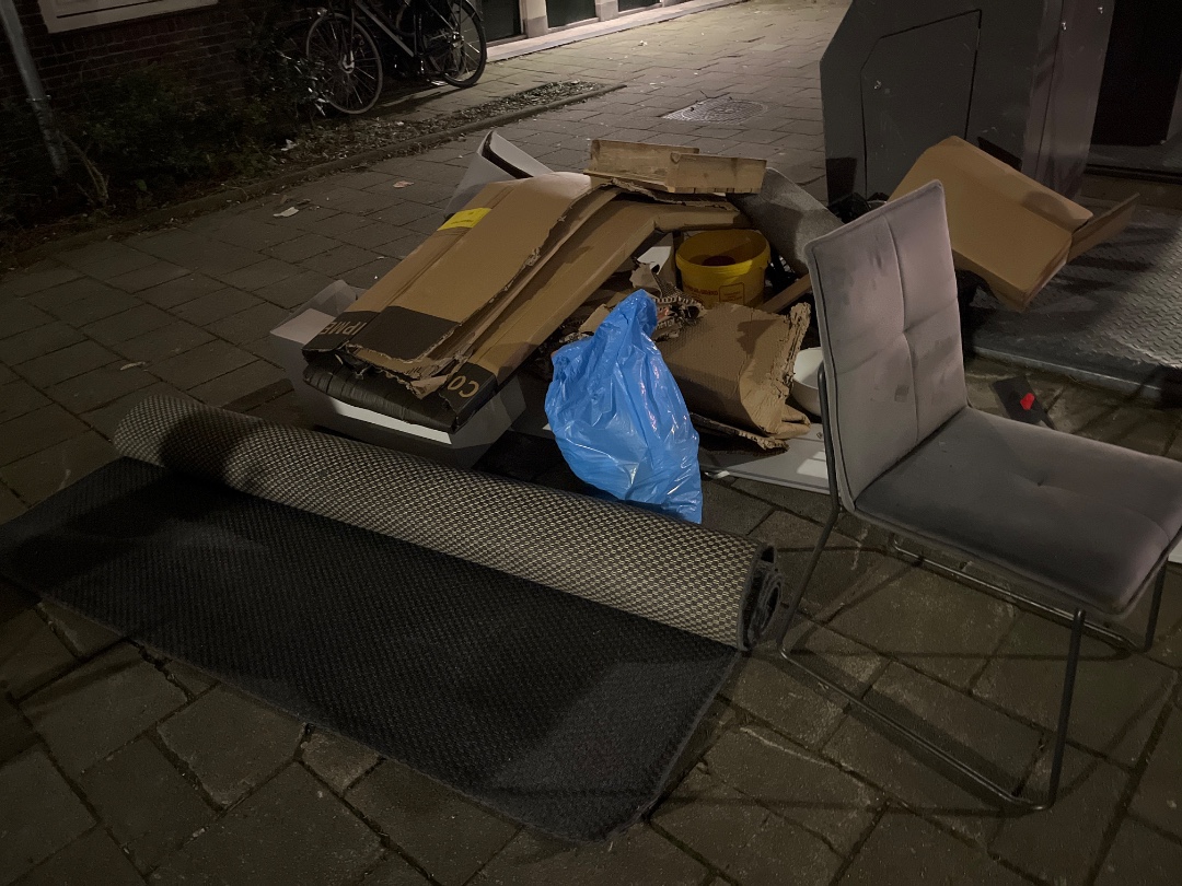 Grey chair and large grey blue rug, both good condition photo 1