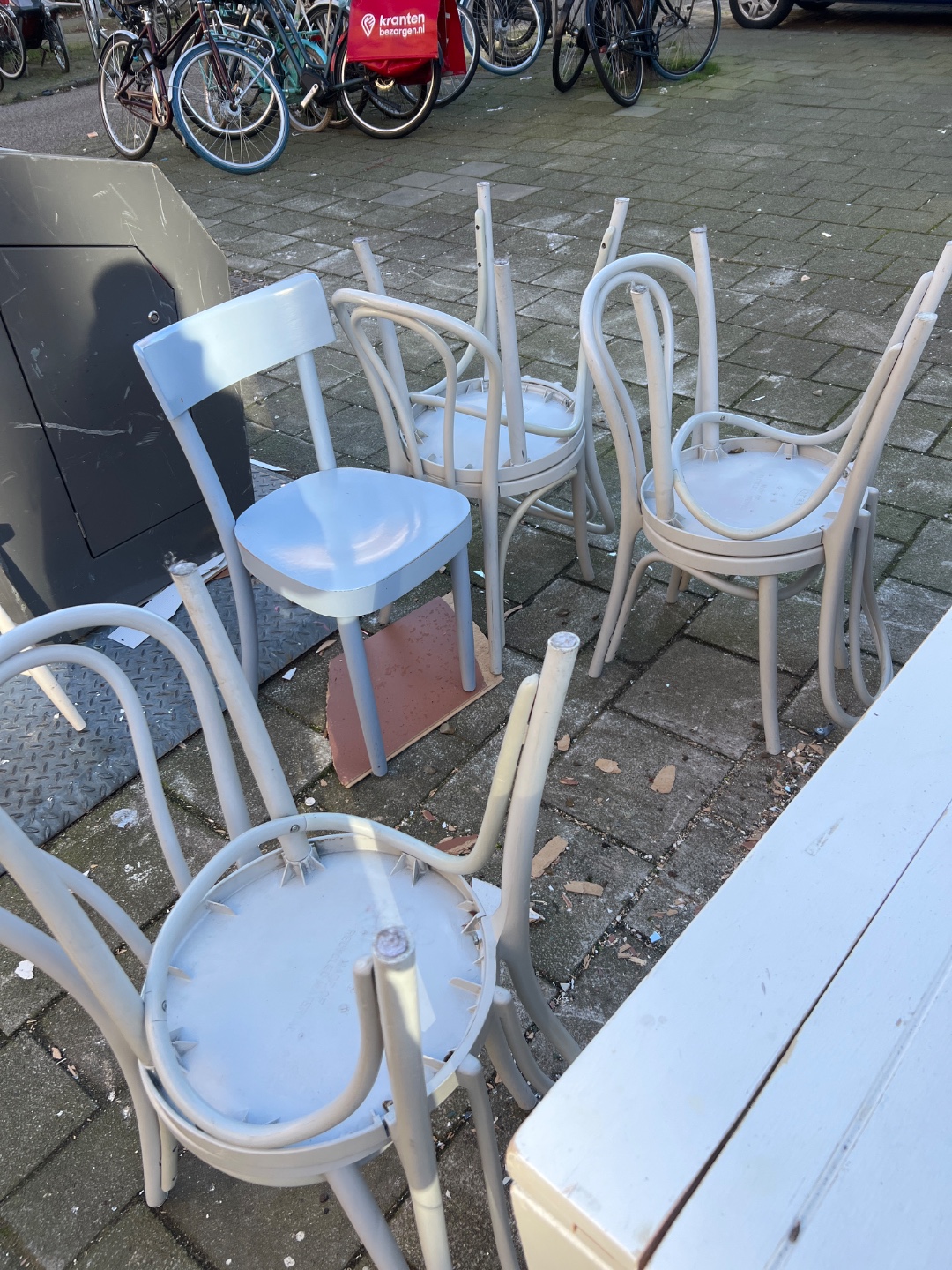 Chairs and table photo 3