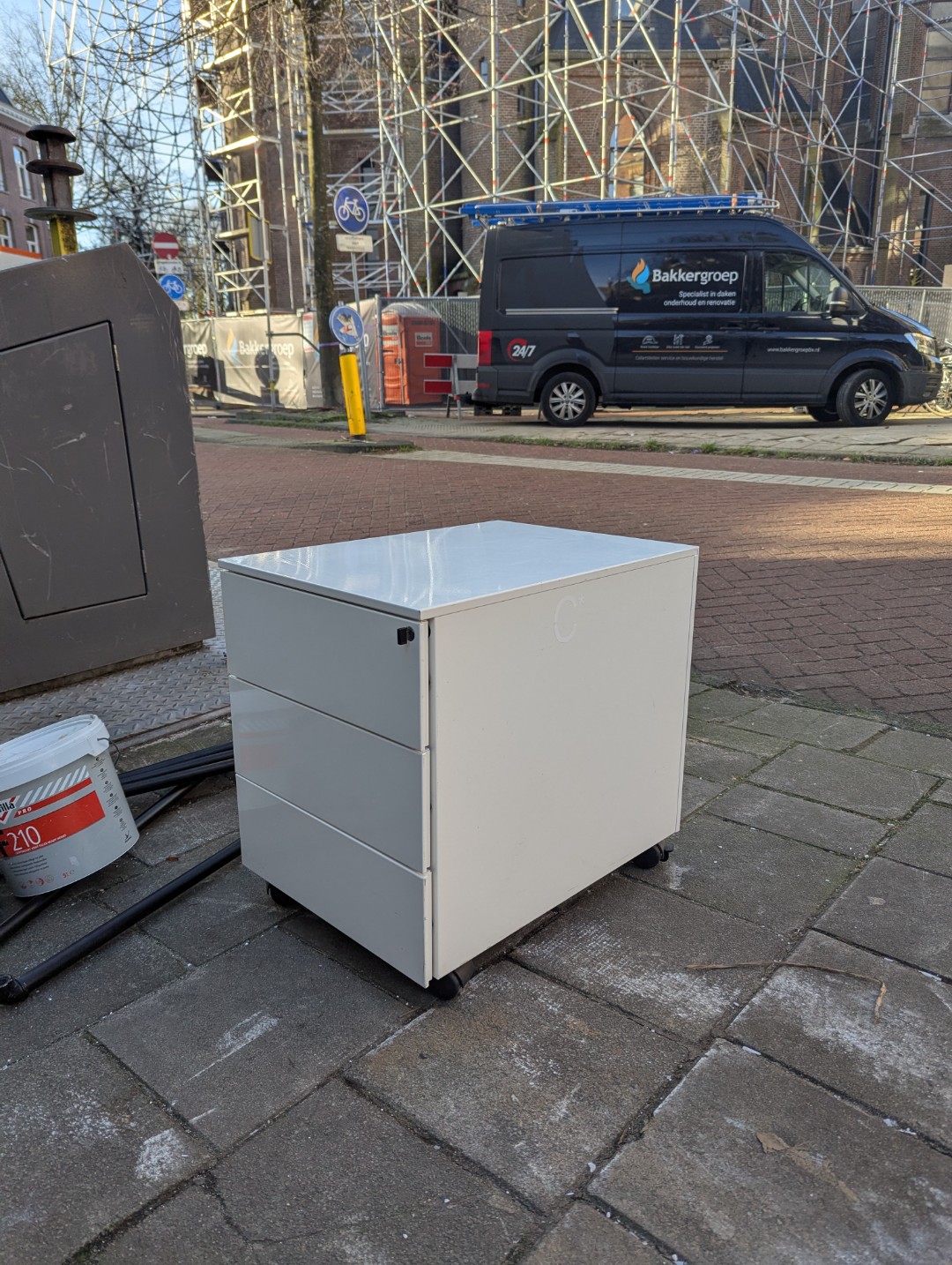 Laden kaat met slotje en sleutel