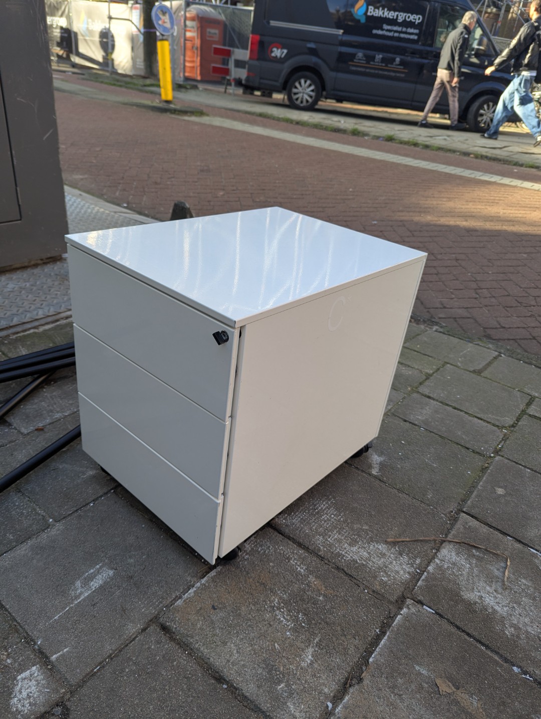 Laden kaat met slotje en sleutel