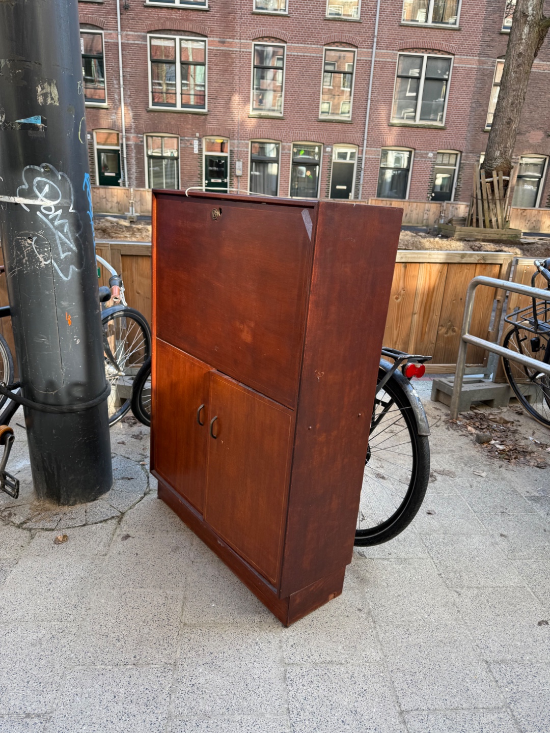 Bruine houten kast, locatie Czaar Peterstraat Amsterdam ter hoogte van nr 155