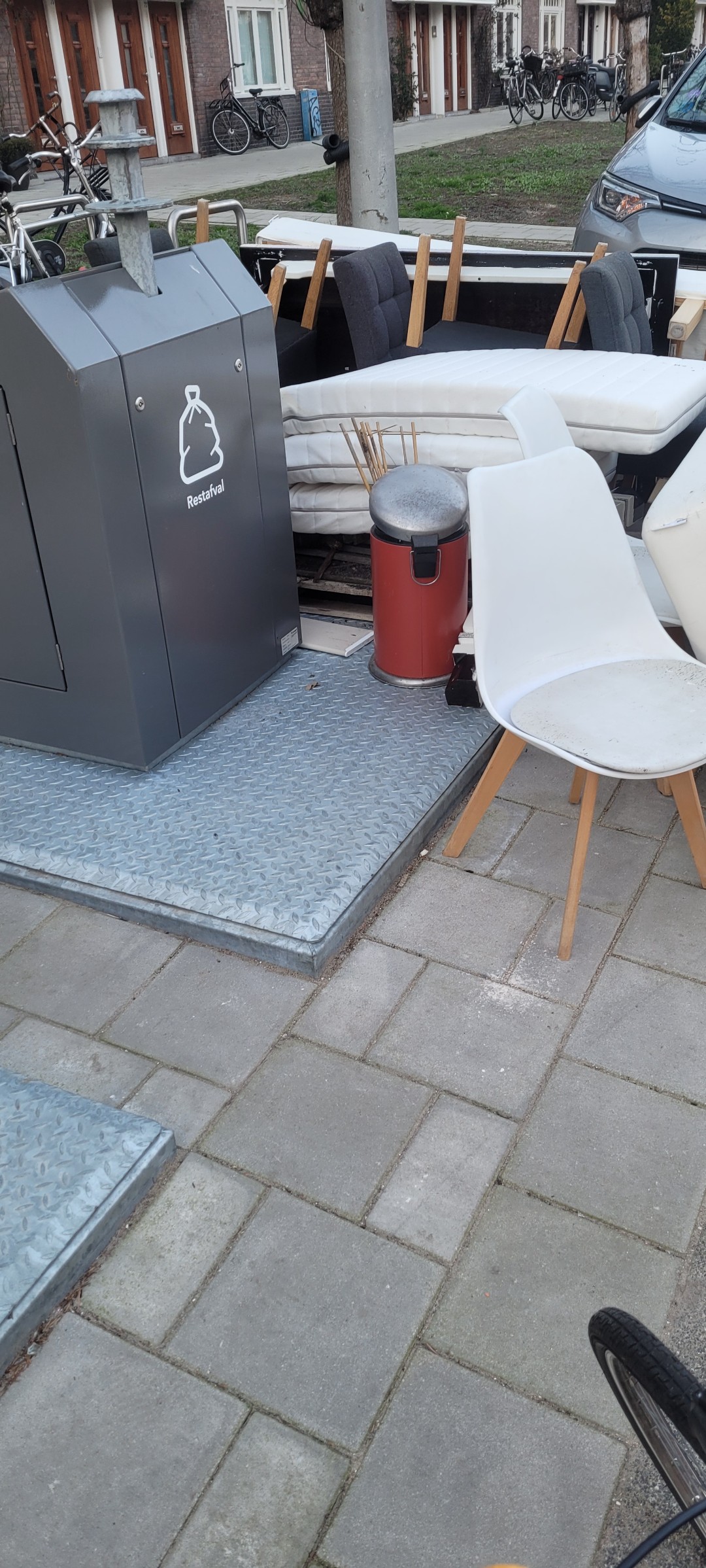 6 deining chairs and a trashcan