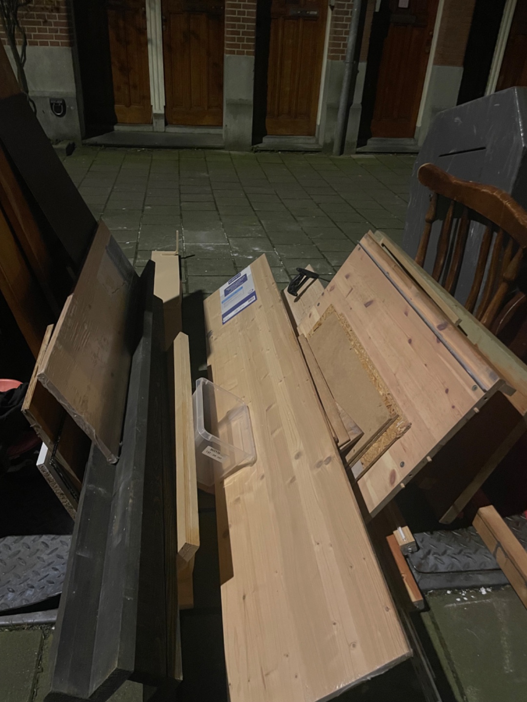 Heel veel spullen! Veel los hout, waaronder ook nieuw in verpakking + Houten kastje