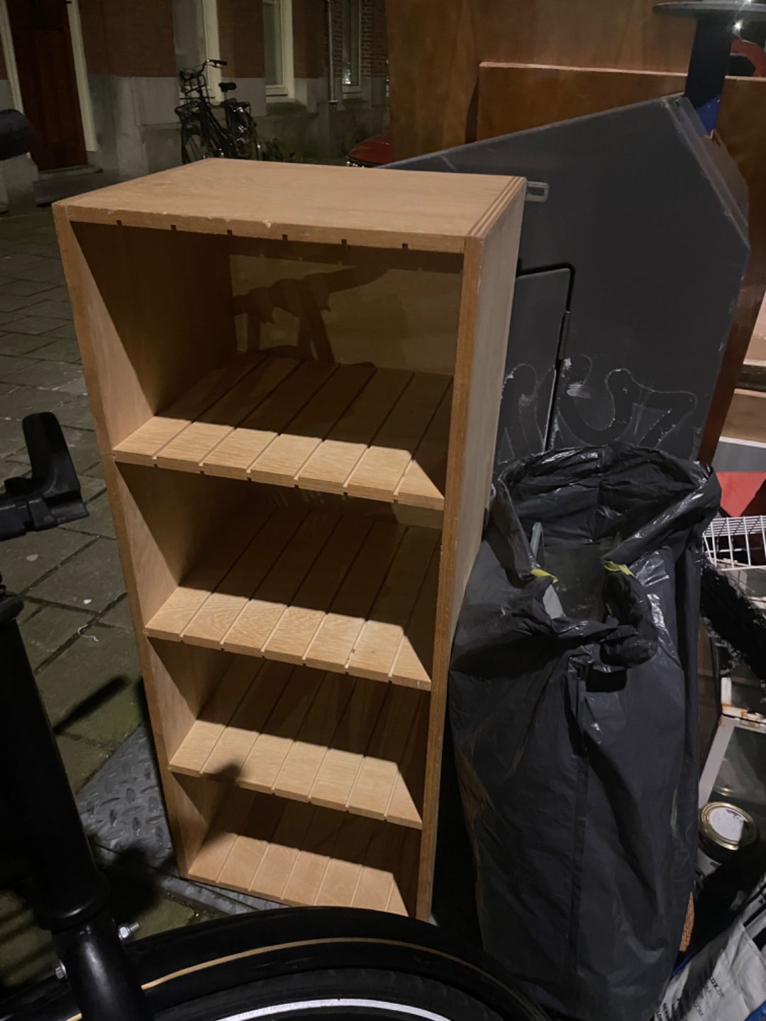 Heel veel spullen! Veel los hout, waaronder ook nieuw in verpakking + Houten kastje