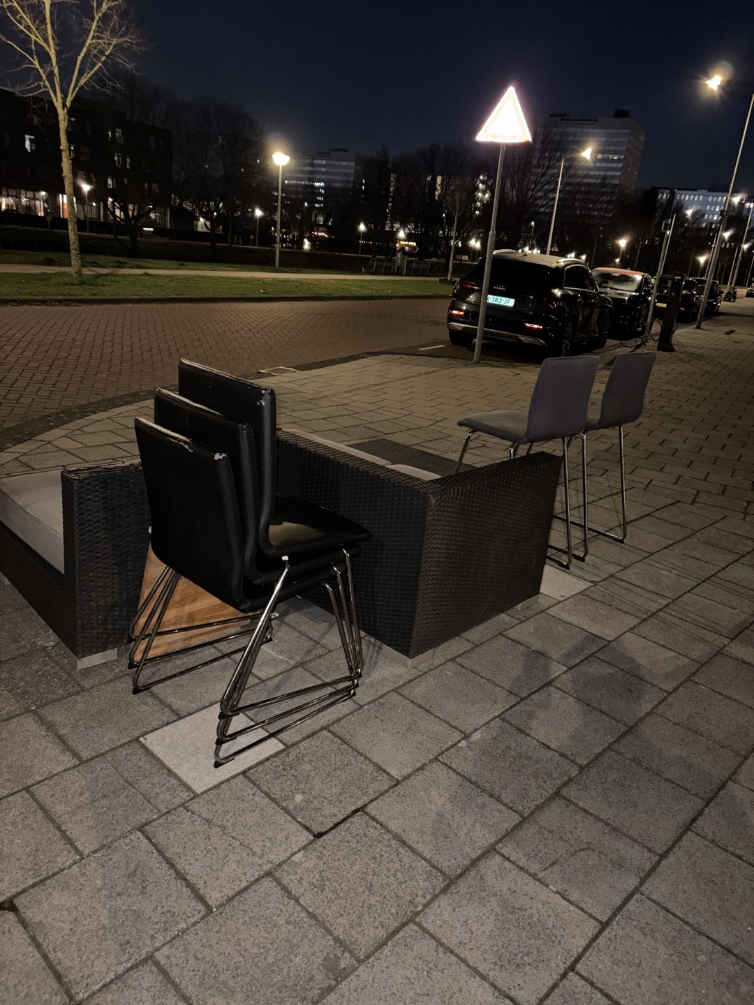 3 dinnerchairs - 2 barstools - garden furniture